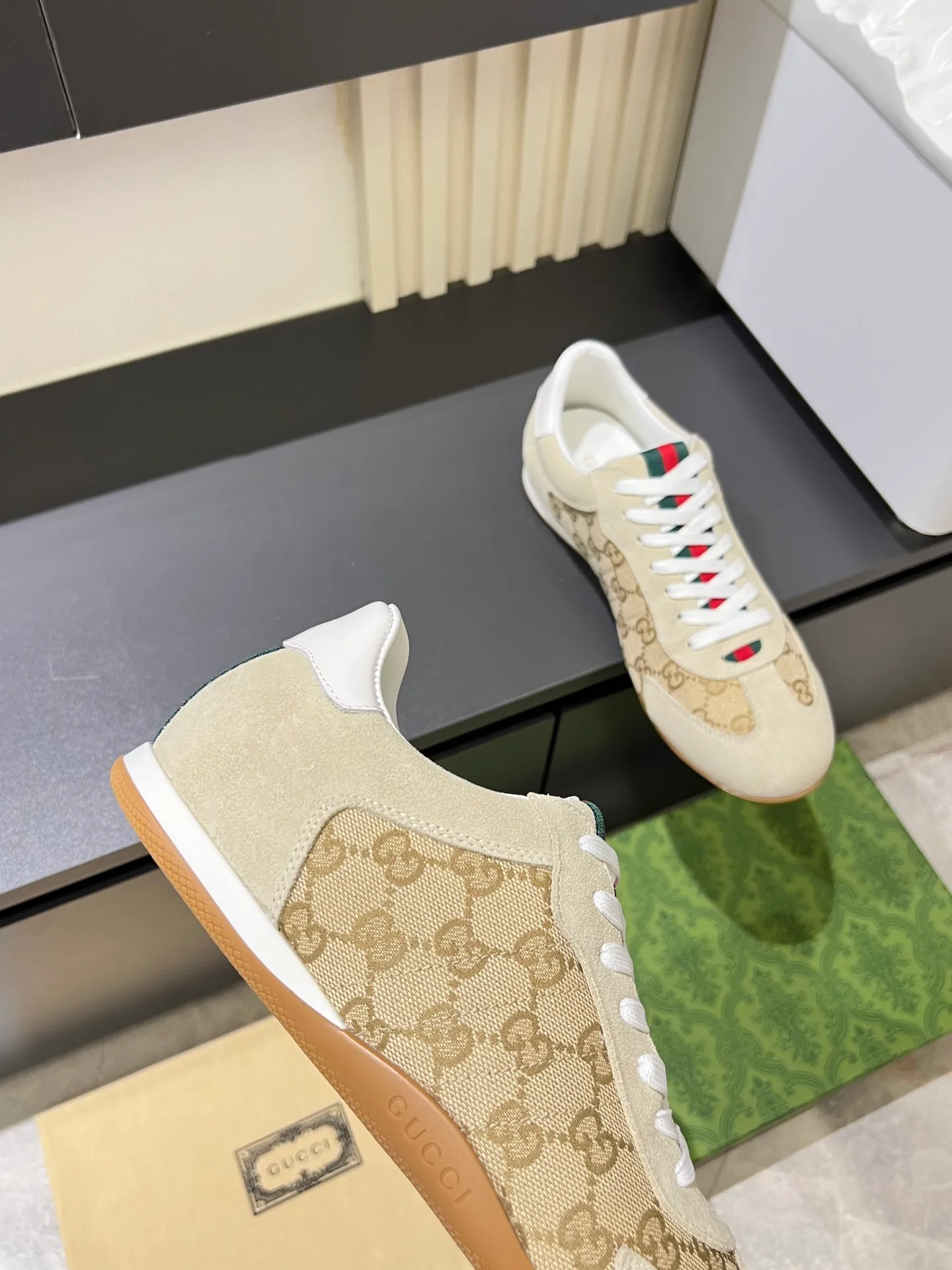 Men's shoes 💰p400 Gucci Shift series sports shoes, featuring lightweight thin sole design, suede + canvas + technical fabric splicing, perfect texture! The tongue and heel have red and green webbing, which is highly recognizable✨. The classic brown + off-white color scheme is retro and modern. The shell-toe shoe shape makes the feet smaller. It is perfect for daily wear or skirts and trousers. The upper fabric + elastic heel is easy to put on and take off, and the wrapping feeling is comfortable. It can be used for commuting and leisure. It has become one of Demna Gvasalia’s hottest items after taking over🔥. size: 38-45!